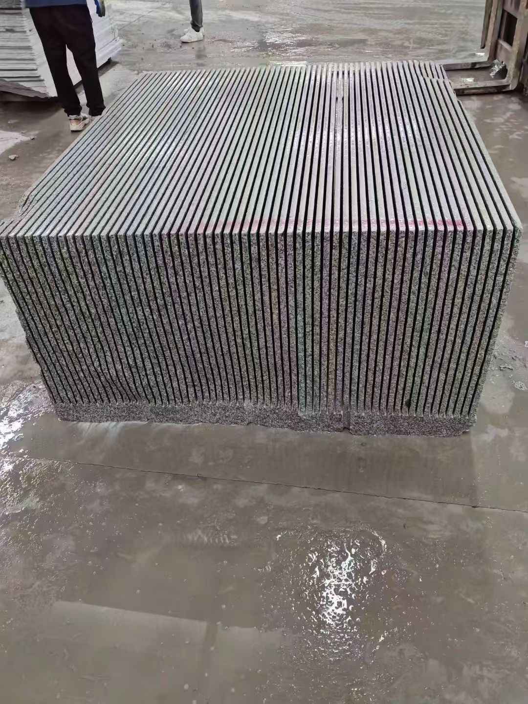 乌兰察布芝麻白毛板荒料切割